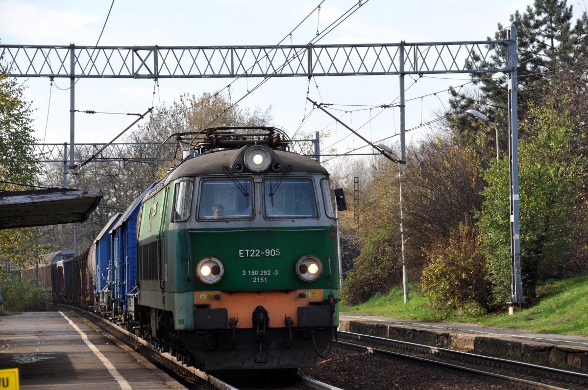 ET22 905 mit einem Gterzug Richtung Norden fahrend durch  Katowice-Piotrowice  (27.10.2013)