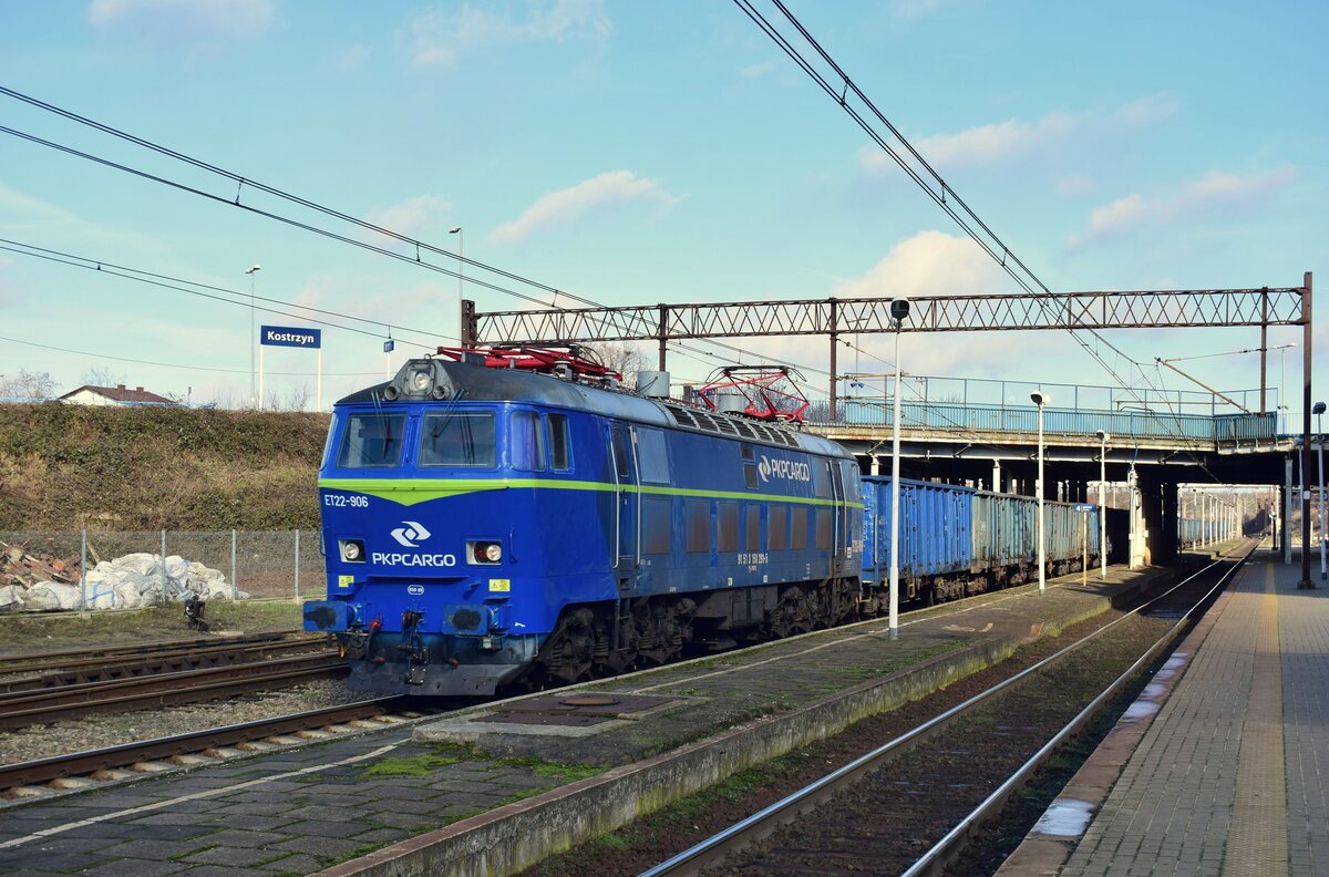 ET22 906 rumpelt durch Kostryzn in Richtung Rzepin.

Kostryzn 12.02.2022
