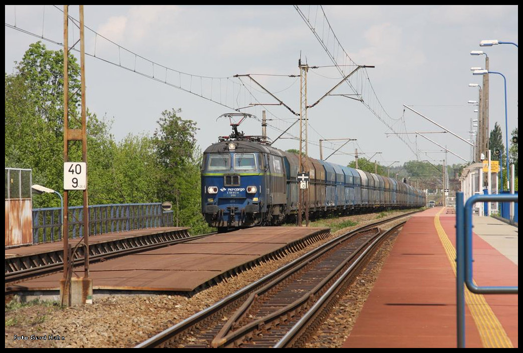 ET22-917 nähert sich hier mit ihrem langen Leerzug am 21.05.2016 in Nord Süd Richtung fahrend dem oberen Bahnhof von Kepno.