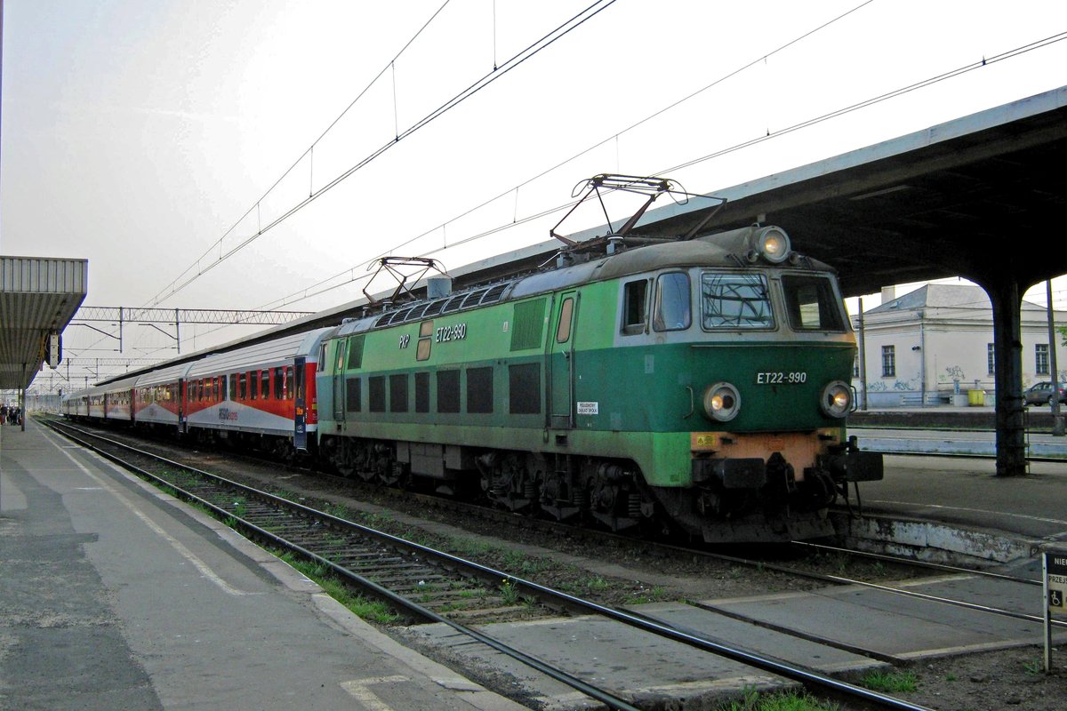 ET22-990 steht am 29 April 2011 in Poznan Glowny.