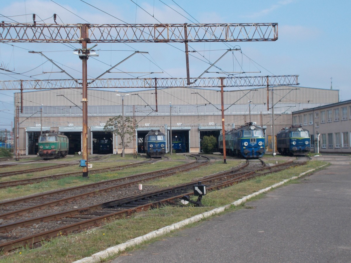 ET22 Lok`s vor der Lokhalle in Szczecin Port Centralny am 16.August 2015.