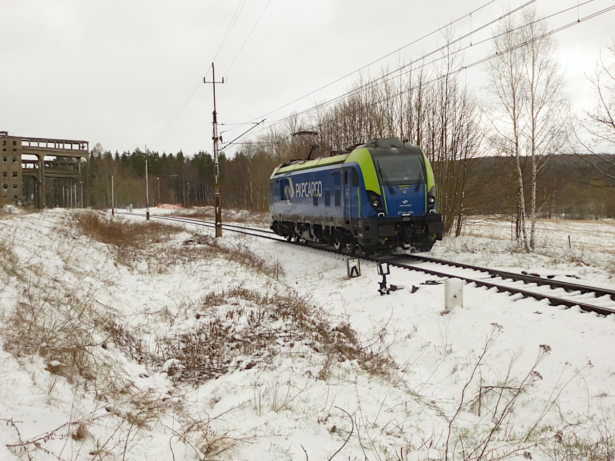 ET26-004 der PKP Cargo beim Durchfahren des Bahnhofs Rębiszów (Rabishau), Niederschlesien, Polen, 08.04.2021.