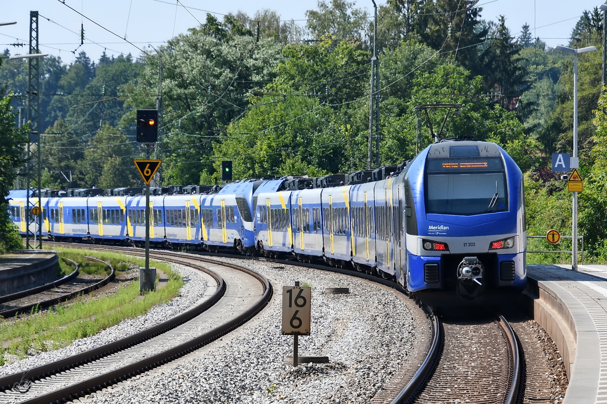 ET303 von Meridian verlässt Anfang August 2020 den Bahnhof in Bad Endorf.