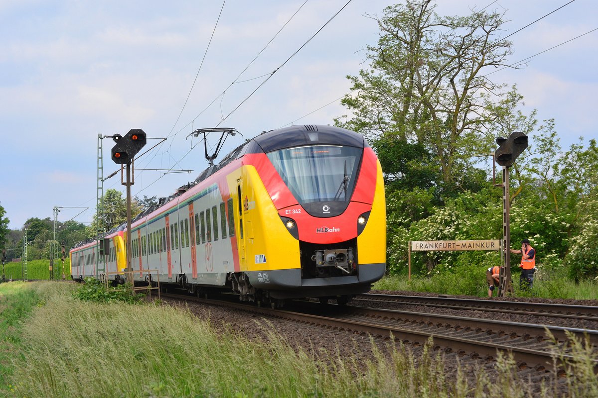 ET342 der HLB fährt in Frankfurt Mainkur in Richtung Hanau. Rechts arbeitet die LST an einem Vorsignalwiederholer welcher nicht auf Fahrt stellen wollte.

Frankfurt Mainkur 20.05.2020