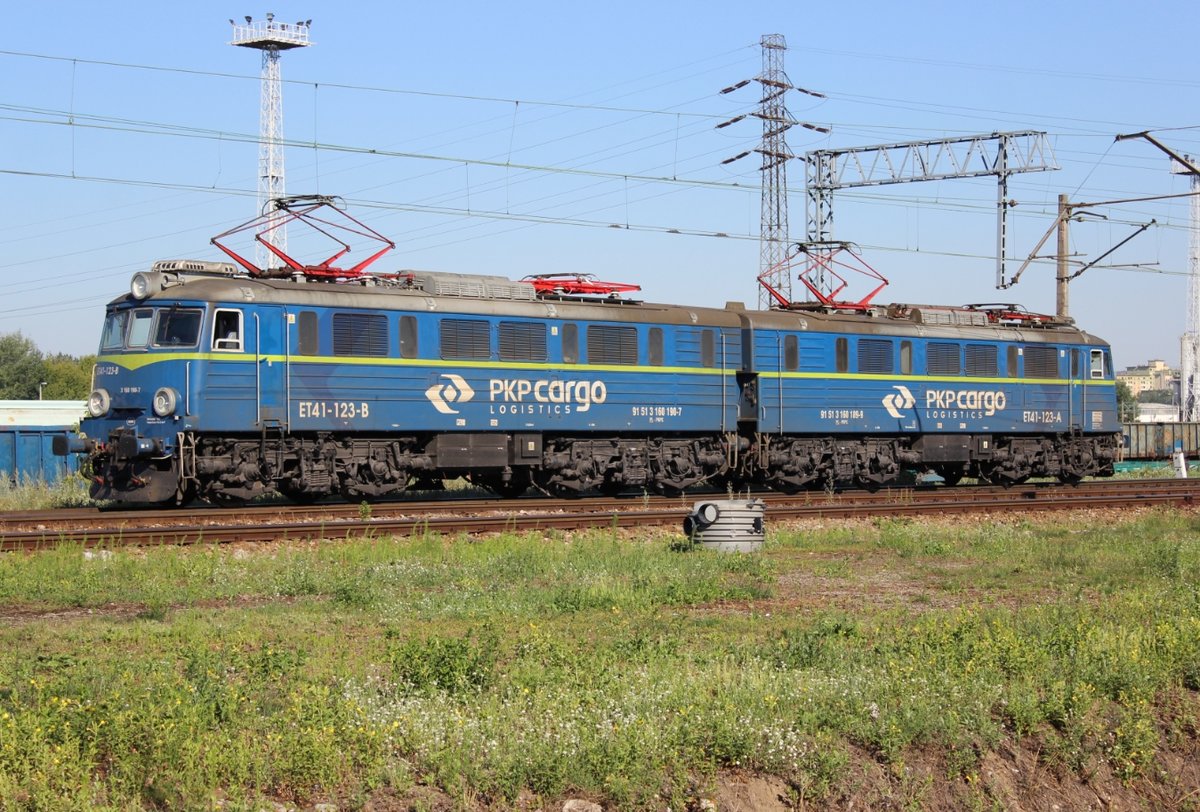 ET41-123 rangiert am 05.07.2018 durch einen RBF im Norden von Warschau. Aufgenommen von der Station Warszawa-Torunska.