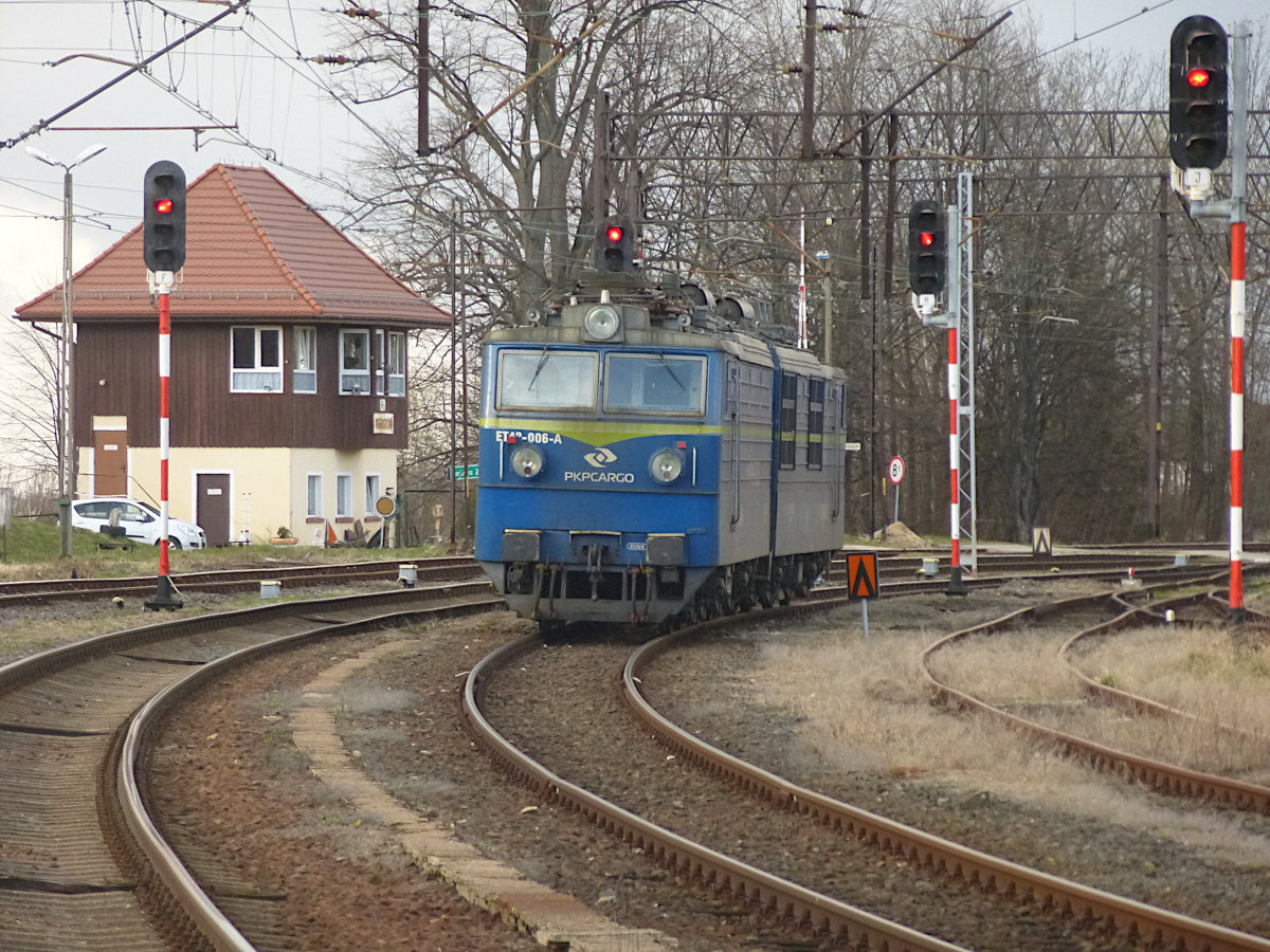 ET42-006 der PKP Cargo steht abgestellt in Rębiszów (Rabishau), Niederschlesien, Polen, 06.04.2021.