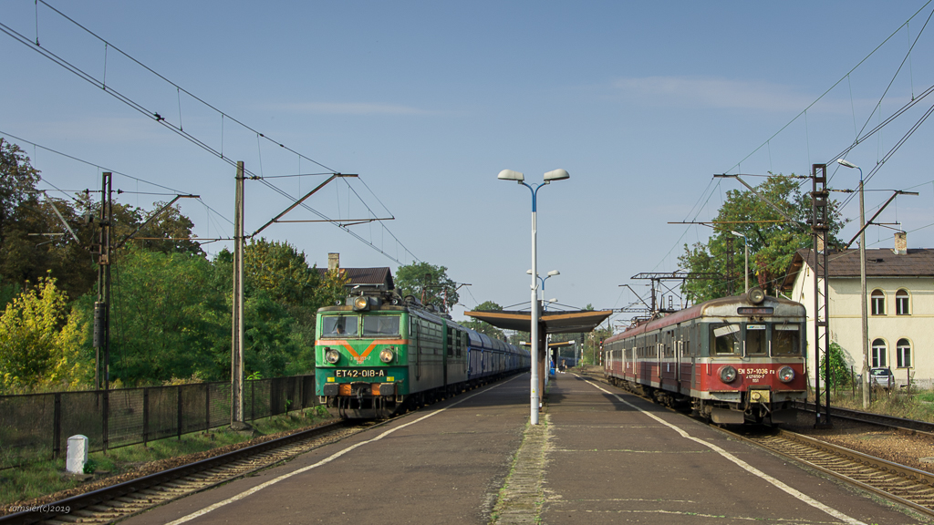 ET42-018 mit Kohlezug in Bahnhof Nowy Bieruń am 05.10.2015.