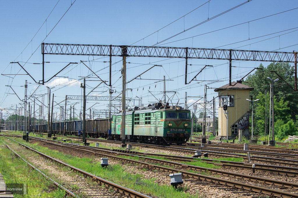ET42-019 der PKP Cargo mit einem Kohleganzzug in Oświęcim(Auschwitz)am 18.06.2016. 