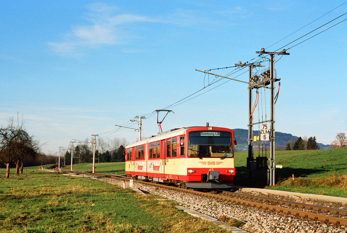 ET43 der SLB, fotografiert am 10. Dezember 1994 bei Bergheim im Salzburger Land während seiner Fahrt nach Salzburg.
