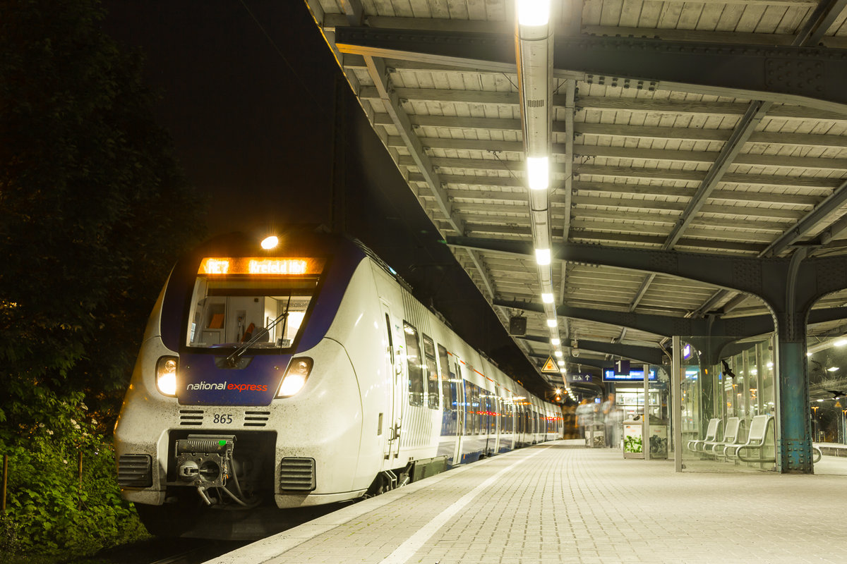 ET442 865 von National Express steht am Abend des 27. Mai 2017 im Neusser Hauptbahnhof zur Weiterfahrt nach Krefeld bereit