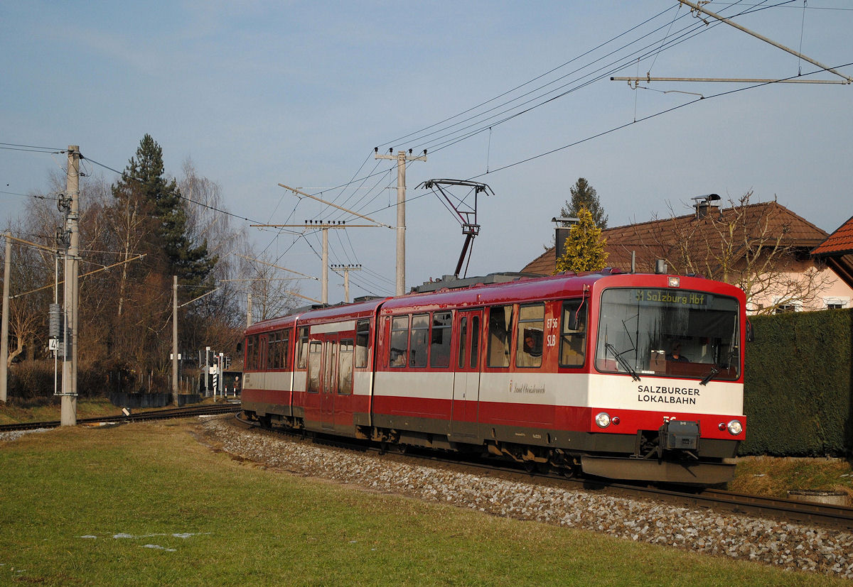 ET56 bei der Ausfahrt aus Bürmoos in Richtung Salzburg. (11.02.2017)