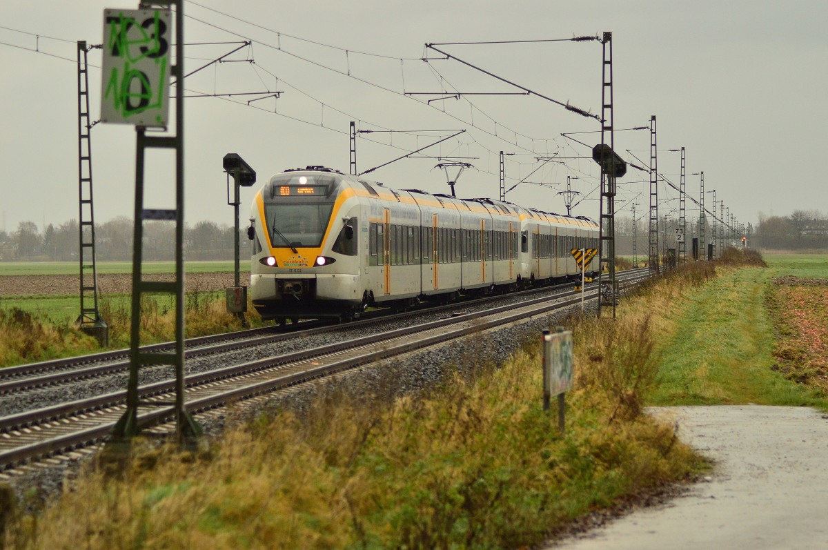 ET6.02 der Eurobahn kommt mit einem fünfteiligen Bruder als RE13 nach Venlo bei sehr sehr bescheidem Wetter am Samstagmittag zwischen Büttgen und Kleinenbroich über die KBS 485 in Richtung Mönchengladbach gefahren....20.12.2014