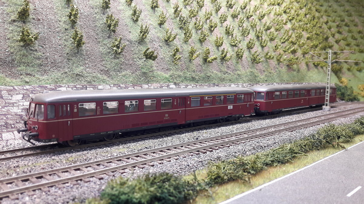 ETA 515 mit Beiwagen in den Weinbergen von Harrstadt erwischt, Modell Kato 30802 digital