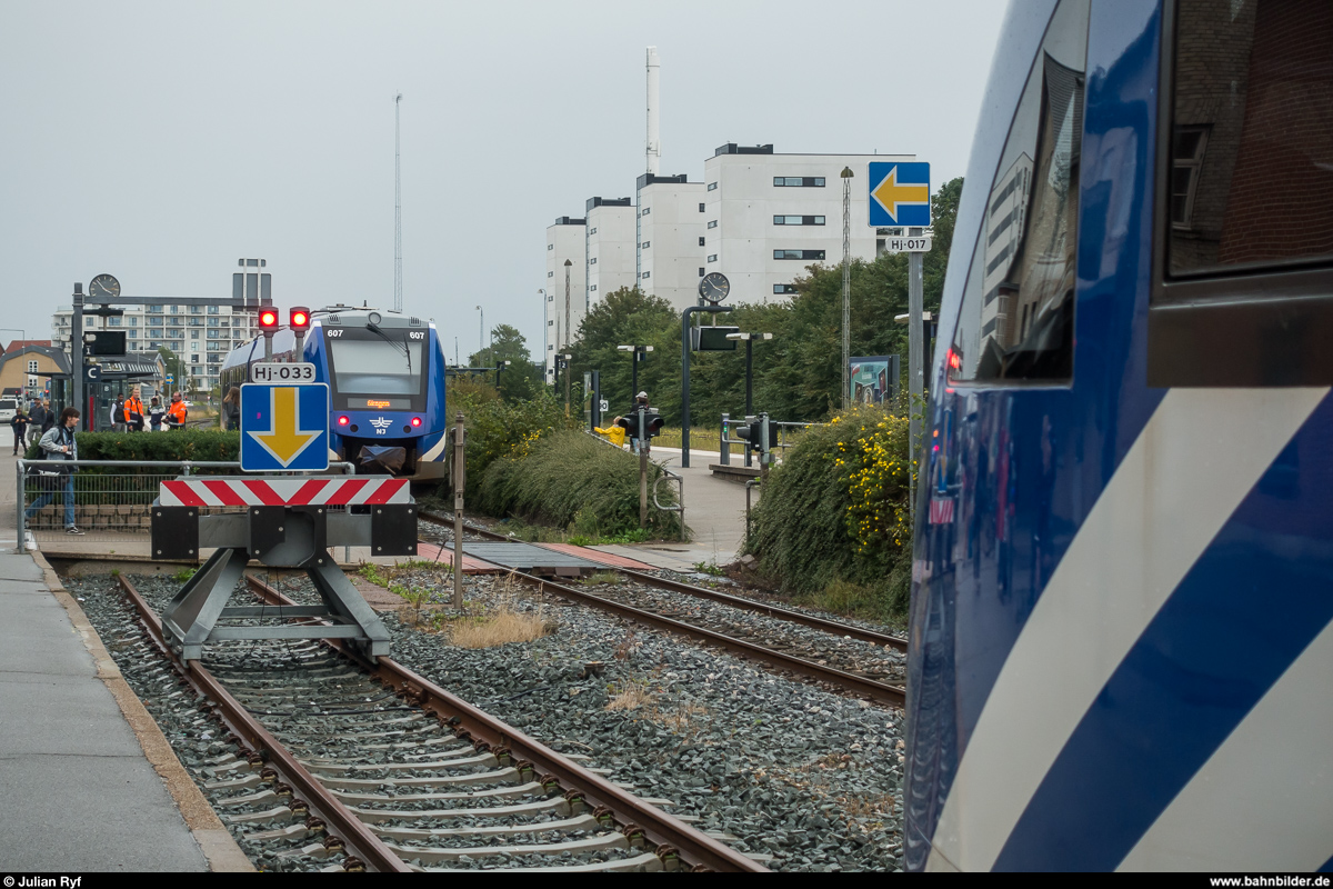 ETCS im hohen Norden Dänemarks. Die Strecke zwischen Aalborg und Frederikshavn dient als Pilotstrecke für die Ausrüstung des kompletten dänischen Schienennetzes mit ETCS bis 2030.
Hjørring mit Zügen der NJ nach Skagen und Hirtshals, 18. August 2019.