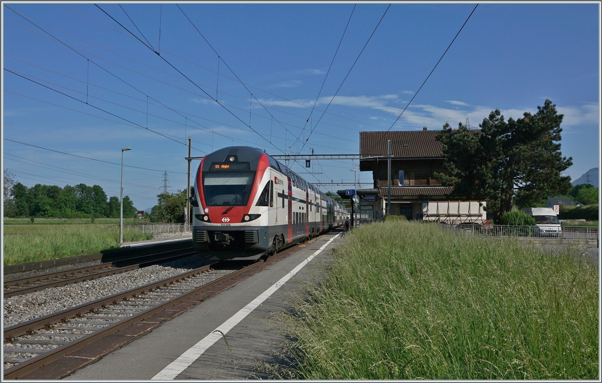 Etliche Jahre musst Roche VD mit nur wenigen wenigen Bedienungshalte im Regionalverkehr auskommen (im Fahrlpan 2018 hielten nur sieben Züge in Roche VD), doch die Verlängerung der S2 und S5 über Villeneuve hinaus beschert dem kleinen Haltepunkt nun stündlich einen Halt der S5 (Aigle - Grandson) in beiden Richtungen. 
Im Bild der SBB RABe 511 038 als S5 von Grandson nach Aigle beim Halt in Roche VD
 
12. Mai 2012