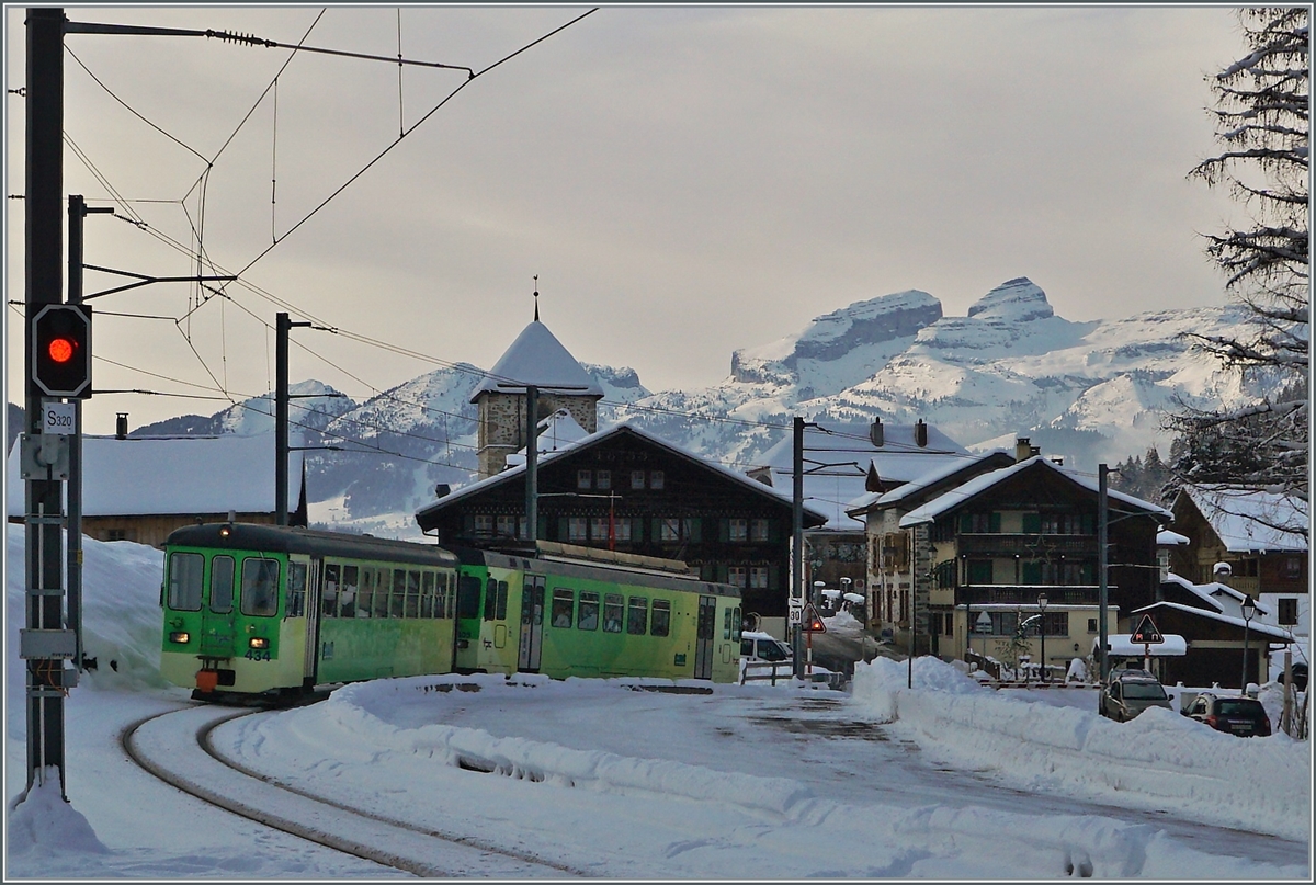 Etliche Jahre später zeigt sich der in Flüh-Mariastein fotografierte BLT Bt 25 bei der ASD als Bt 424 weiterhin im Einsatz, der Steuerwagen ist nun bereits 55 Jahre alt und zeigt wie langlebig Eisenbahnmaterial sein kann. 

Das Bild zeigt den Bt 434 mit dem schiebenden BDe 4/4 403 bei Vers l'Eglise auf der Fahrt nach Les Diablerets. 

4. Januar 2021