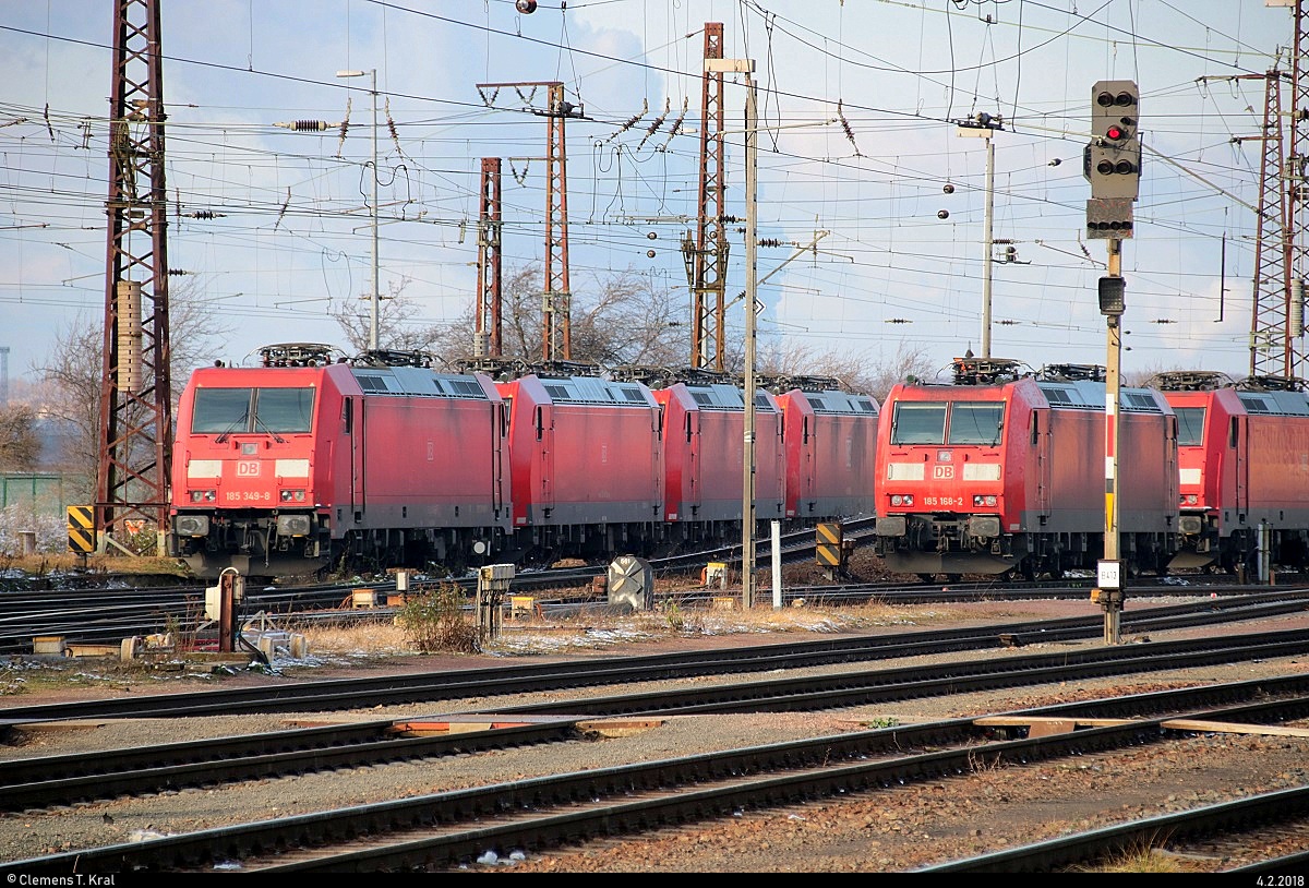 Etliche Loks der Baureihe 185, so auch 185 349-8 und 185 168-2 DB sind im Bahnhof Großkorbetha abgestellt und warten auf ihren nächsten Einsatz. Teleaufnahme vom Bahnsteig. [4.2.2018 | 14:50 Uhr]