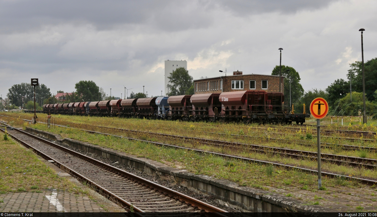 Etliche Schüttgutwagen stehen im Bahnhof Haldensleben zum Transport bereit.

🧰 DB Cargo | voestalpine Railpro BV
🚩 Bahnstrecke Glindenberg–Oebisfelde (KBS 308)
🕓 26.8.2021 | 10:08 Uhr