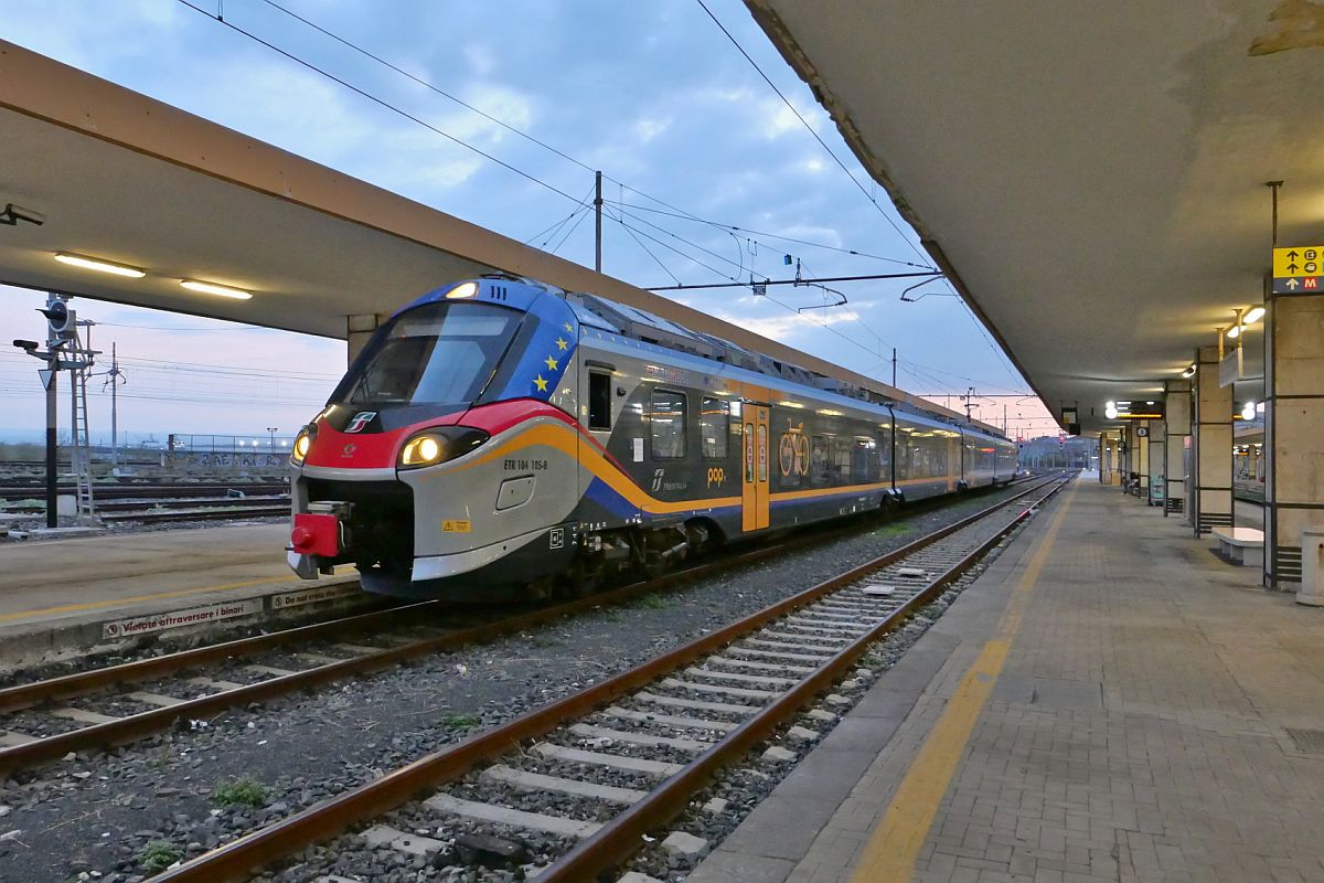 ETR 104 105 kurz vor der Abfahrt als R 5378 nach Messina Centrale. Catania Centrale,11.11.2022