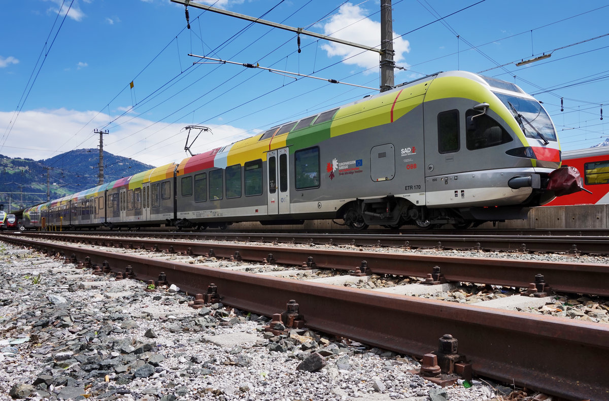 ETR 170 025-8 am 4.5.2016 im Bahnhof.
(Der Standort befindet sich öffentlich auf einem Parkplatz.)