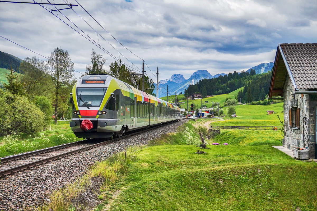 ETR 170 032-6 der SAD fährt als REX 1870, auf der Fahrt von Lienz nach Fortezza/Franzensfeste bei Sillian vorüber.
Aufgenommen am 21.5.2017.