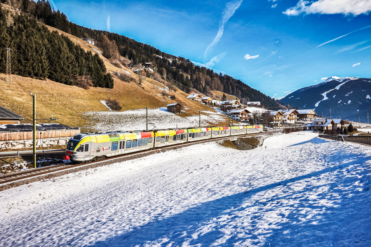 ETR 170 038-3 fährt als REX 1858 (Lienz - Fortezza-Franzensfeste), kurz vor dem Bahnhof San Candido/Innichen vorüber.
Aufgenommen am 22.12.2017.