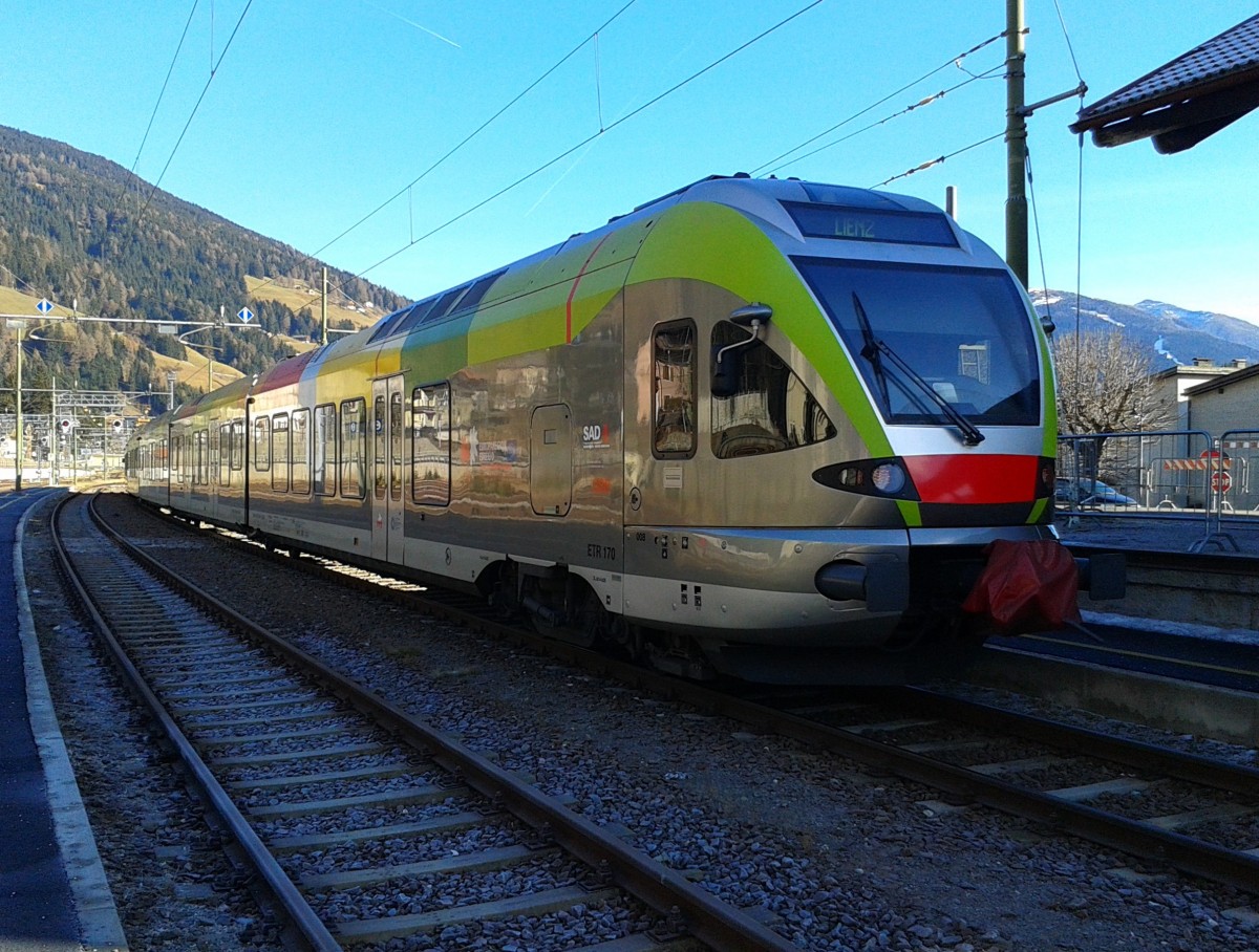 ETR 170 043-3 als R/REX 1863 (Fortezza/Franzensfeste - Lienz) am 18.12.2015 beim Halt in San Candido/Innichen.
