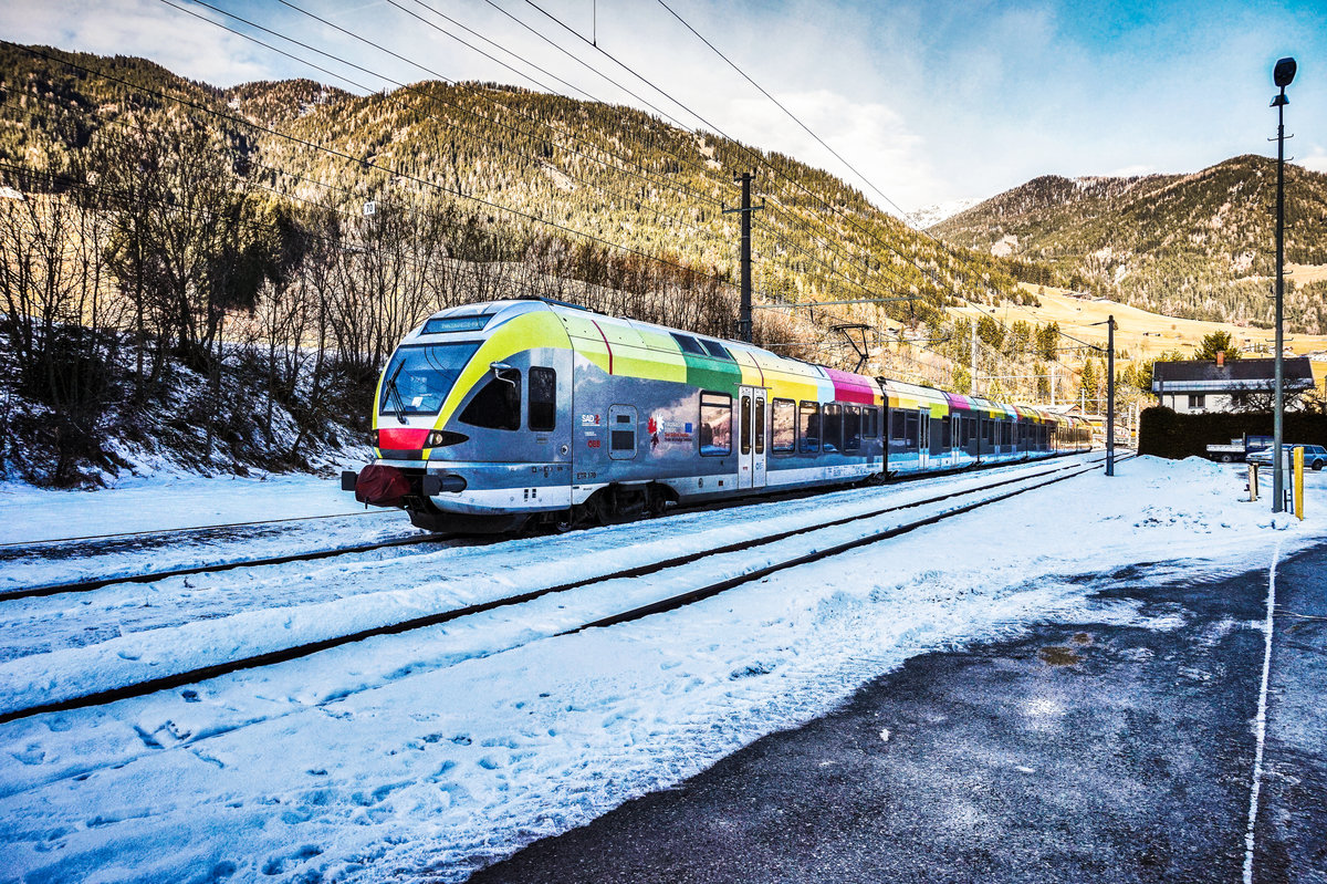 ETR 170 044-1 fährt als REX 1866 (Lienz - Fortezza/Franzensfeste), in den Bahnhof Abfaltersbach ein.
Aufgenommen am 22.12.2017.