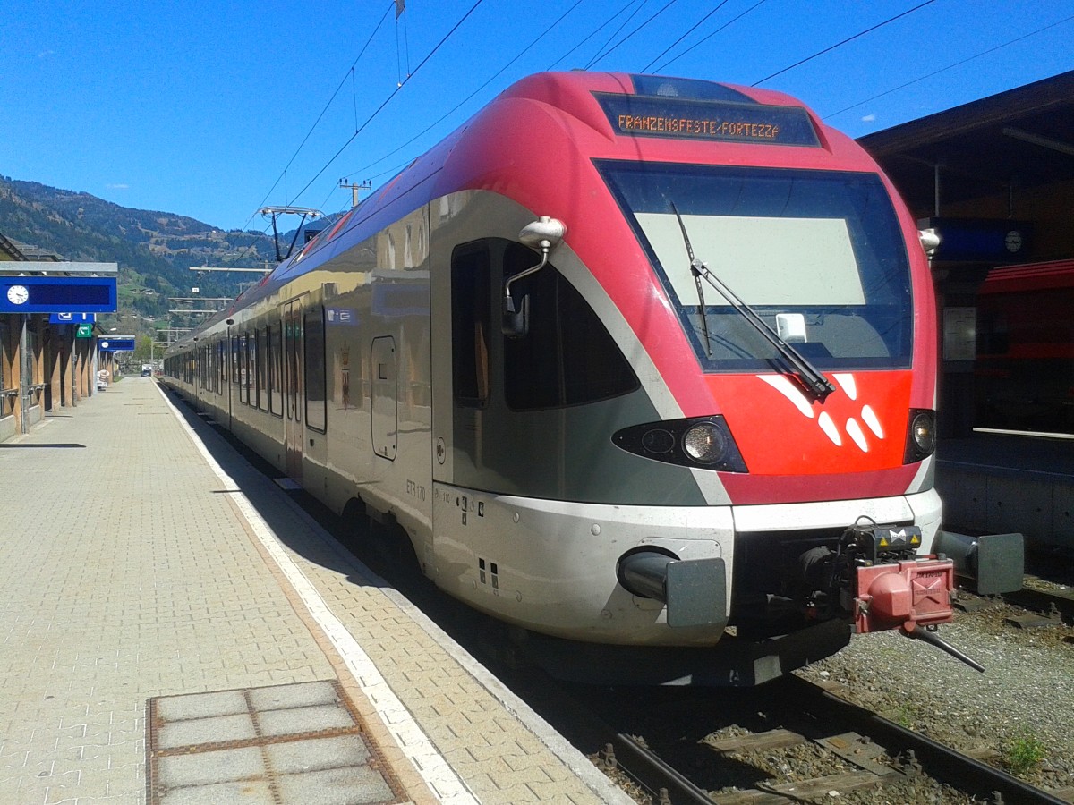 ETR 170 156-3 als REX 1884 (Lienz - Fortezza/Franzensfeste) am 22.4.2015 im Bahnhof Lienz.
