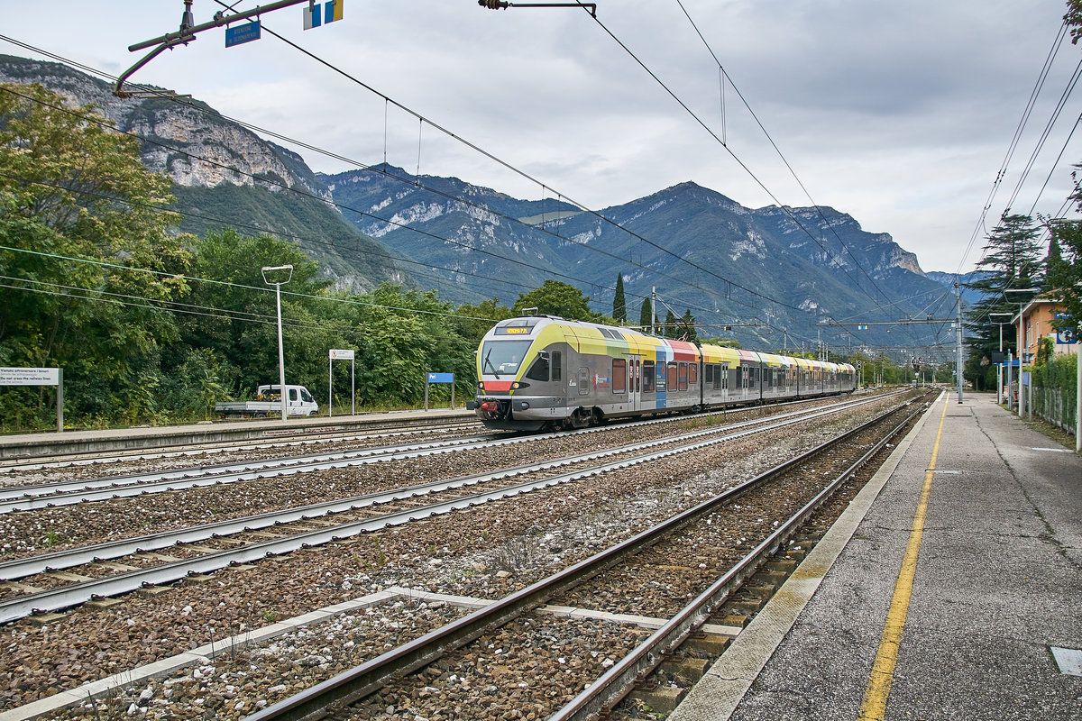ETR 170 268 ist als Regionalzug nach Verona am 28.09.2020 in Peri/Italien unterwegs.