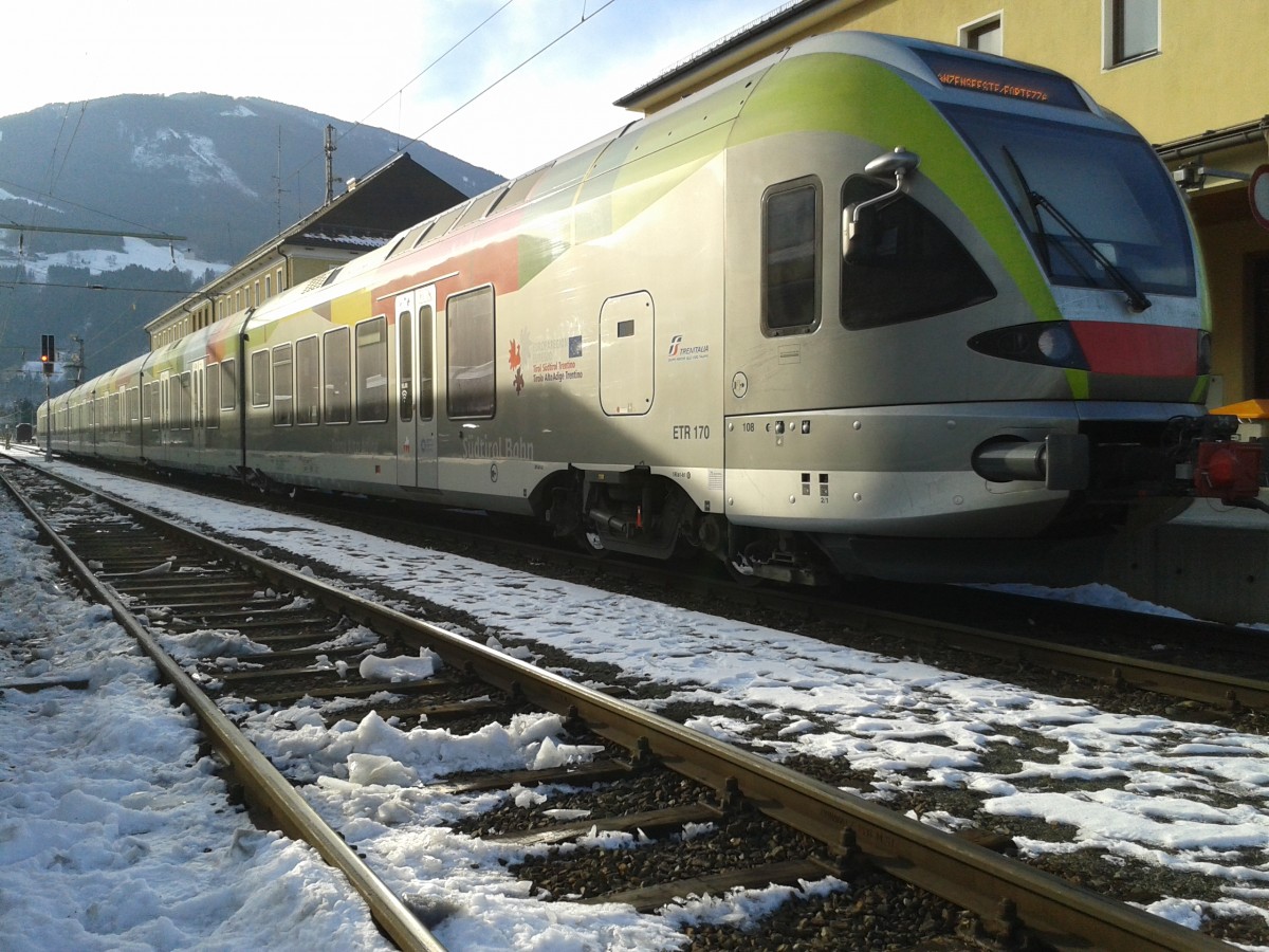 ETR 170 wartet als REX 1884 nach Fortezza/Franzensfeste im Bahnhof Lienz auf seine Abfahrt, 5.2.2015