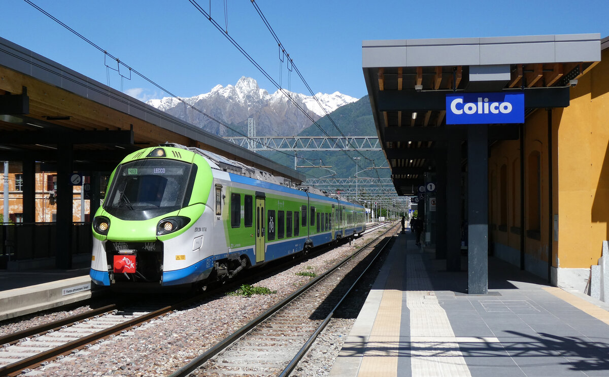 ETR 204 017 wartet als Regio nach Lecco vor bergiger Kulisse auf die Abfahrt. Colico, 12.5.2026