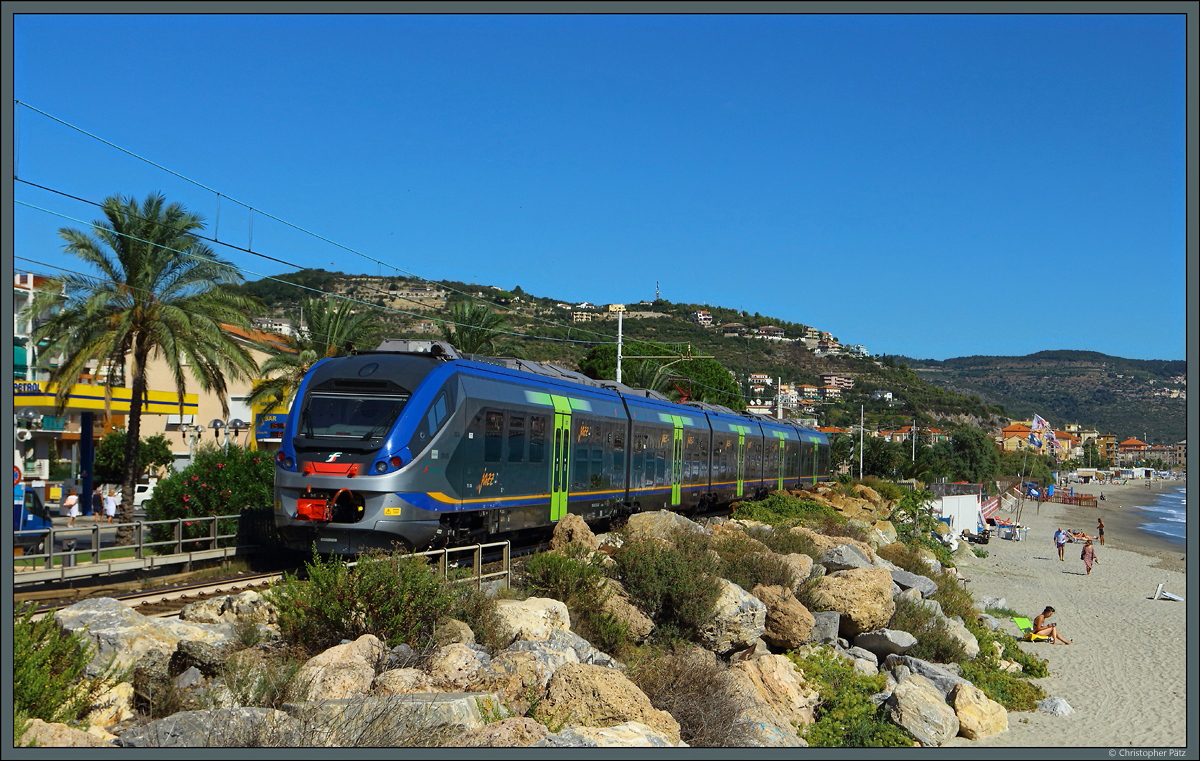 ETR 425 107 rollt am 25.09.2018 als R 6179 nach Savona durch Pietra Ligure. 