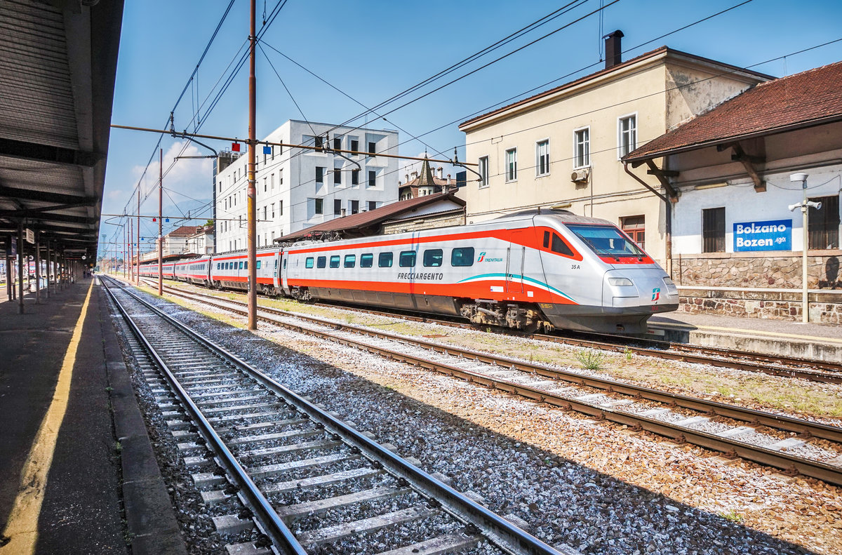 ETR 485 005-5 fährt als FRECCIAGENTO 8502 Roma Termini – Bolzano/Bozen) in den Endbahnhof Bolzano/Bozen ein.
Aufgenommen am 25.8.2017.