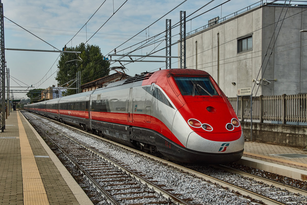 ETR 500 (Frecciarossa) ist als TI 9717 von Milano Centrale in Richtung Venedig unterwegs gesehen am 26.09.16 im Bhf.Peschiera d.Garda.
