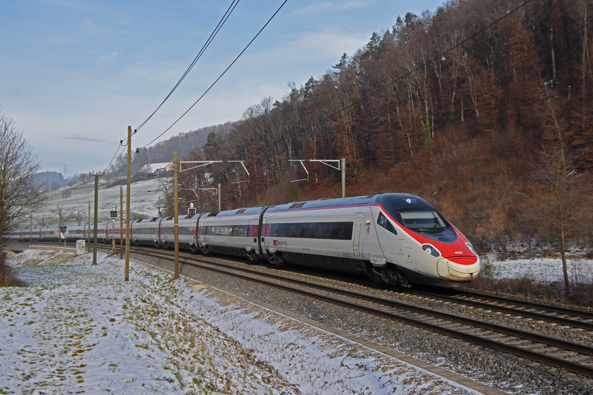 ETR 503 013-7 fährt am 19.12.2022 Richtung Bahnhof Tecknau.