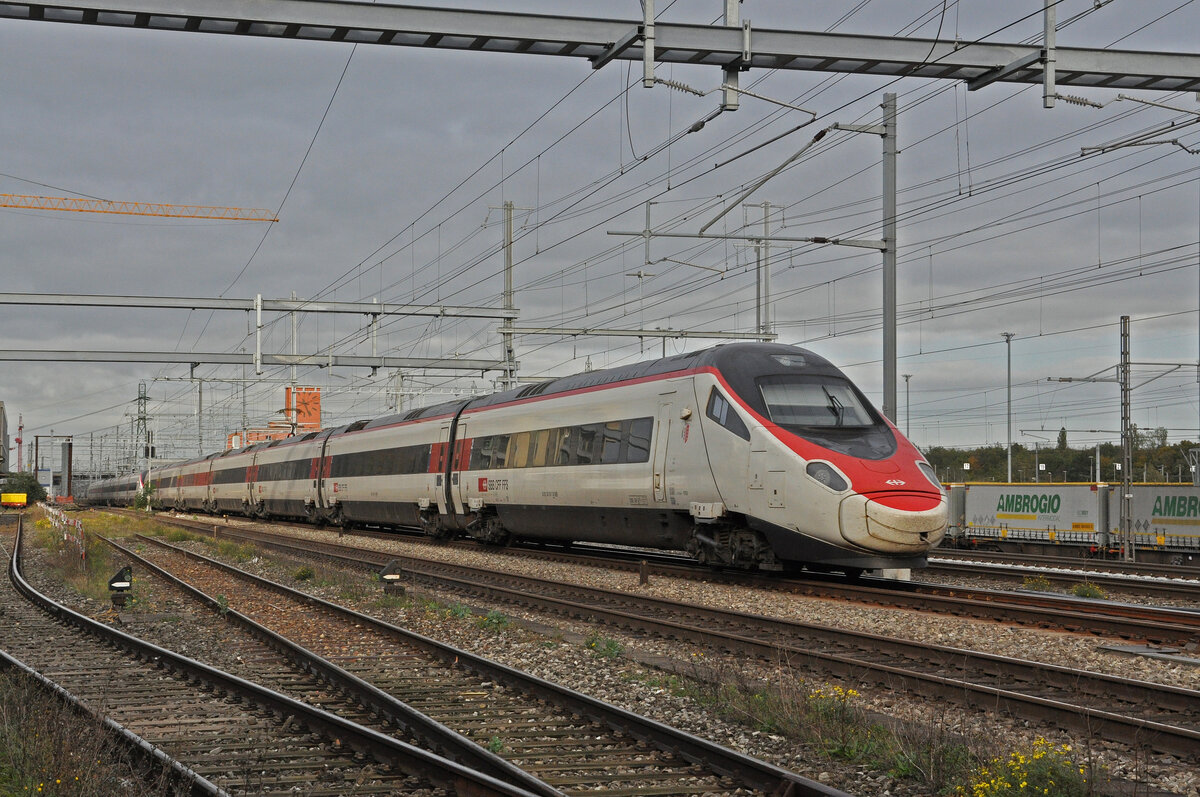 ETR 503 013-9 durchfährt am 02.011.2022 den Bahnhof Muttenz.