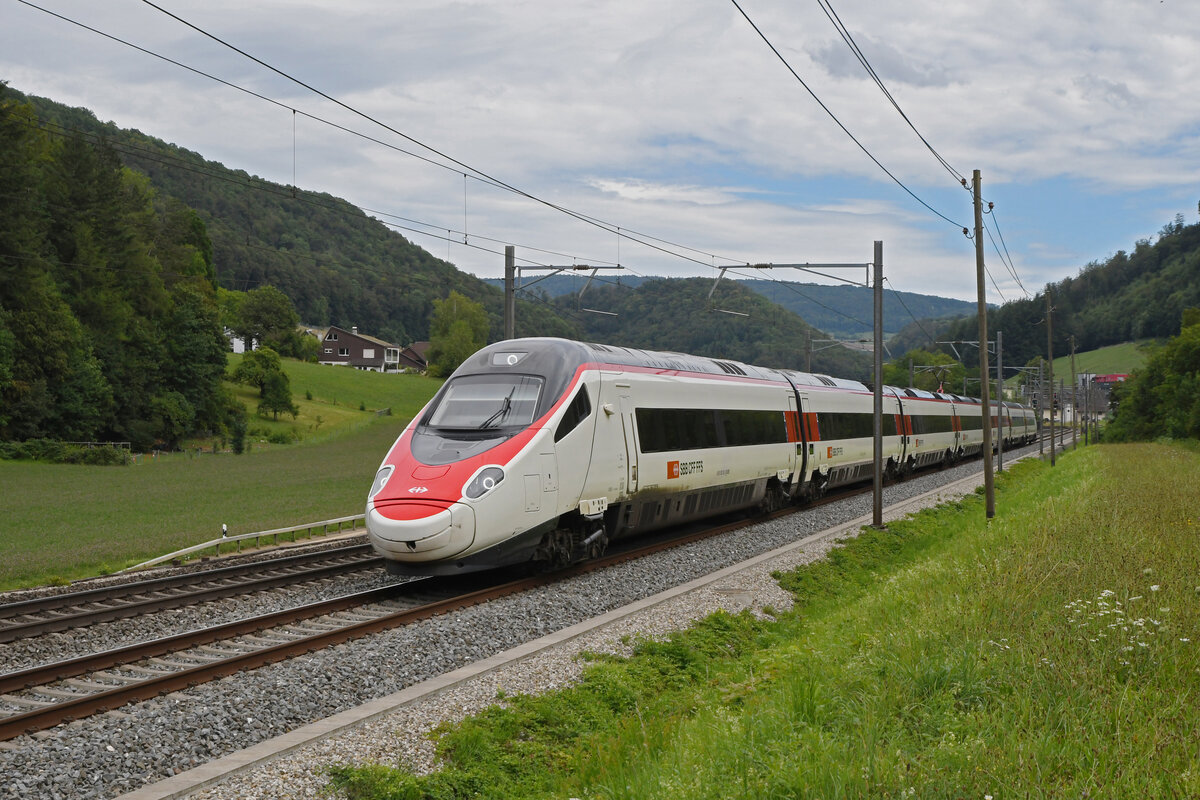 ETR 503 015-2 fährt am 27.07.2023 Richtung Bahnhof Gelterkinden.