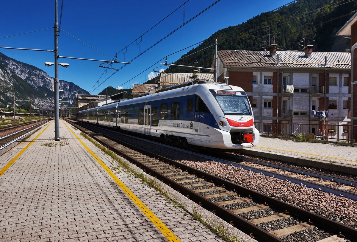 ETR 563 002-5  Città di Gorizia  fährt als R 21007 (Tarvisio Boscoverde - Udine - Cervig.-Aquil.-Grado - Trieste Centrale), aus dem Bahnhof Pontebba aus.
Aufgenommen am 14.8.2016.