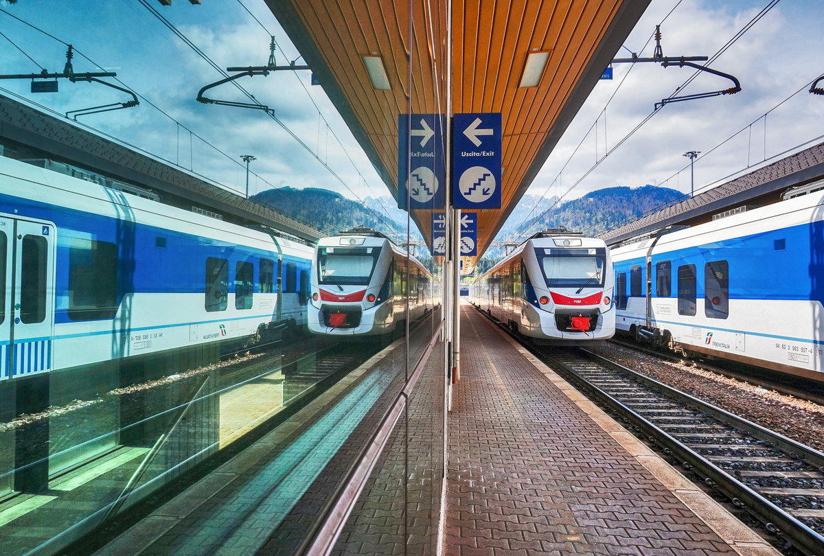 ETR 563 503-3  Cità di Udine  und ETR 563 507-4  Cità di Pordenone  präsentieren sich im Bahnhof Tarvisio Boscoverde gleich doppelt.
Aufgenommen am 1.5.2017.