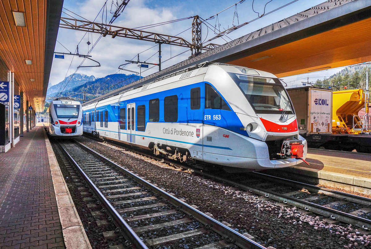 ETR 563 503-3  Cità di Udine  und ETR 563 507-4  Cità di Pordenone  stehen am 1.5.2017 im Bahnhof Tarvisio Boscoverde.