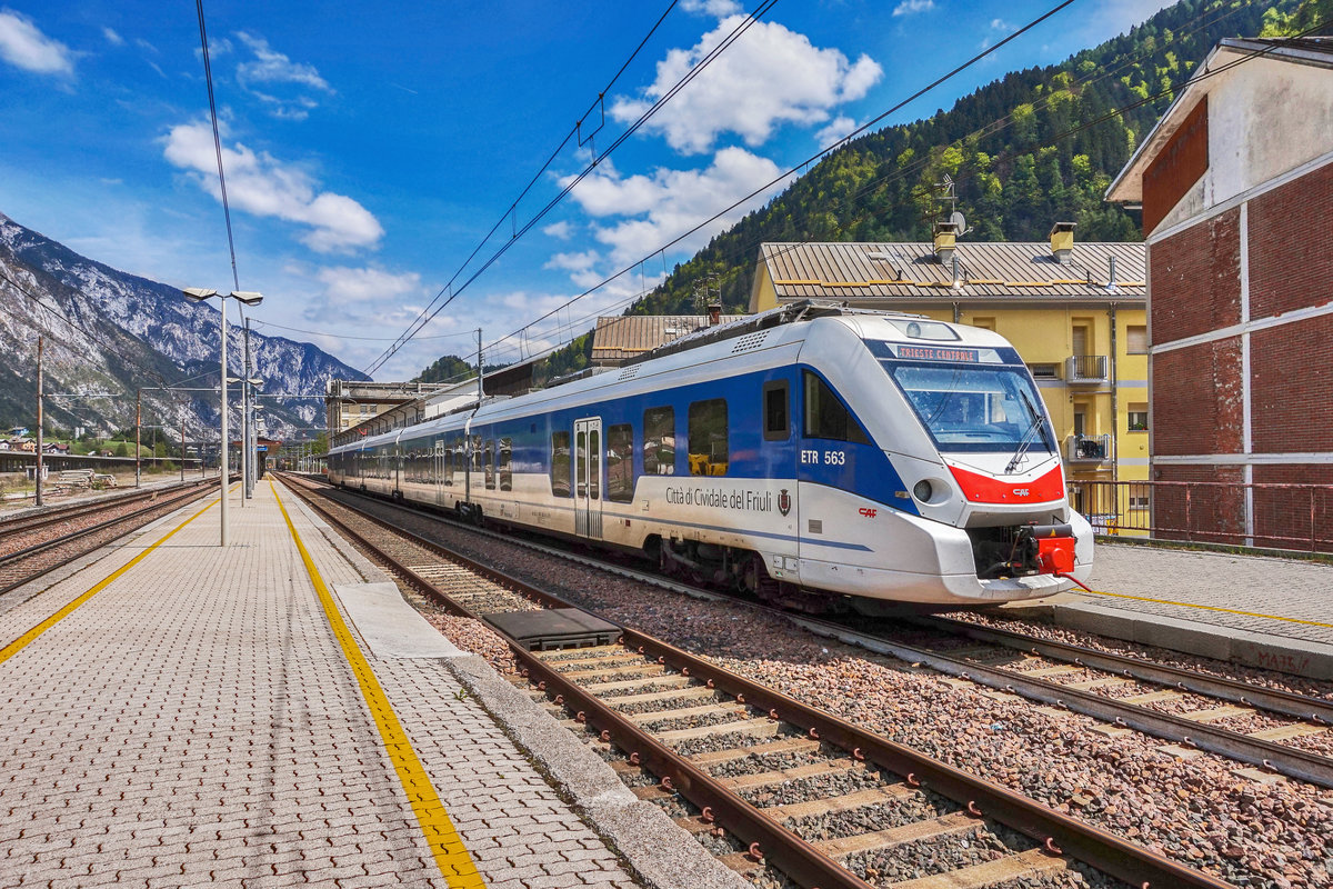 ETR 563 505-8 fährt als R 21007 (Tarvisio Boscoverde - Udine - Gorizia Centrale	- Trieste Centrale) aus dem Bahnhof Pontebba aus.
Aufgenommen am 1.5.2017.