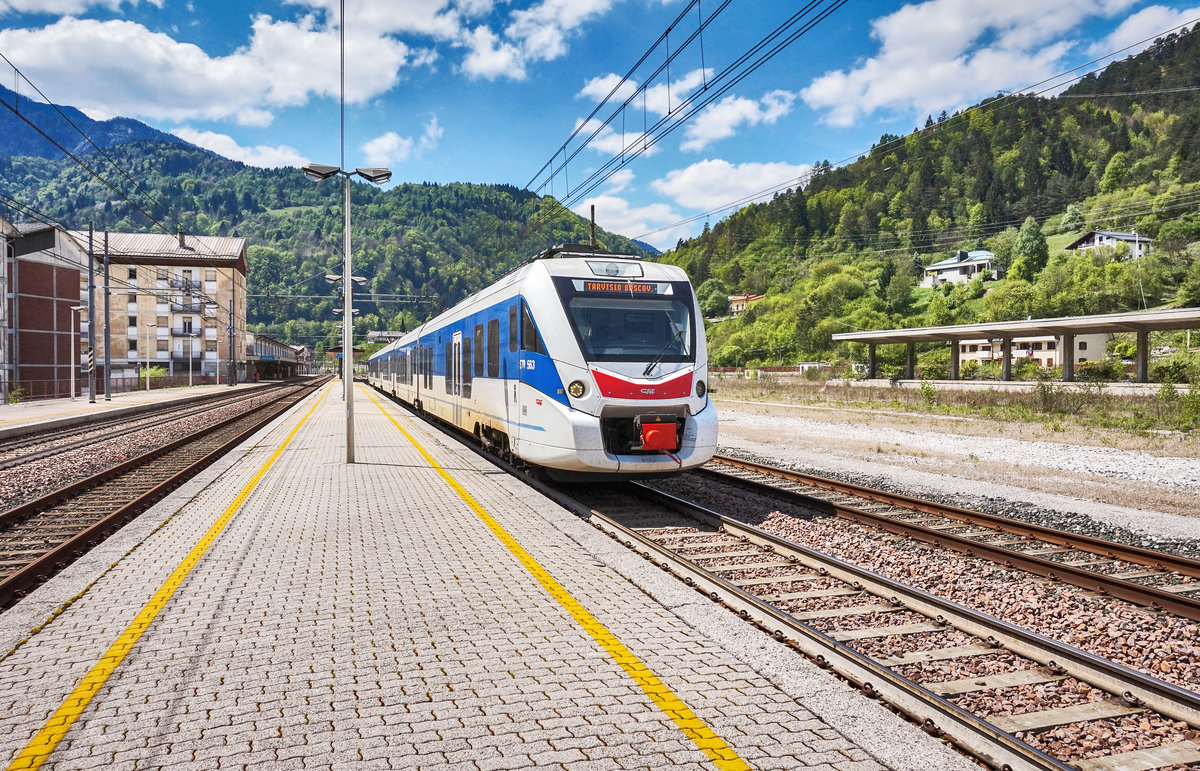 ETR 563 508-2 fährt als R 21004 (Trieste Centrale - Gorizia Centrale - Udine - Tarvisio Boscoverde) aus dem Bahnhof Pontebba aus.
Aufgenommen am 1.5.2017.