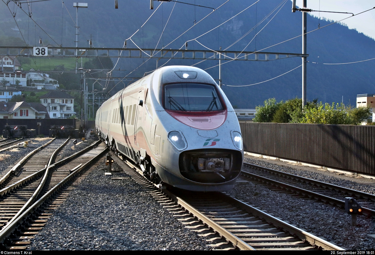 ETR 610 ??? der Trenitalia S.p.A. (FS) und ETR 610 714-3 SBB als EC 323 von Zürich HB (CH) nach Milano Centrale (I) erreichen den Bahnhof Arth-Goldau (CH) auf Gleis 6.
Aufgenommen am Ende des Bahnsteigs 6/8.
[20.9.2019 | 18:01 Uhr]
