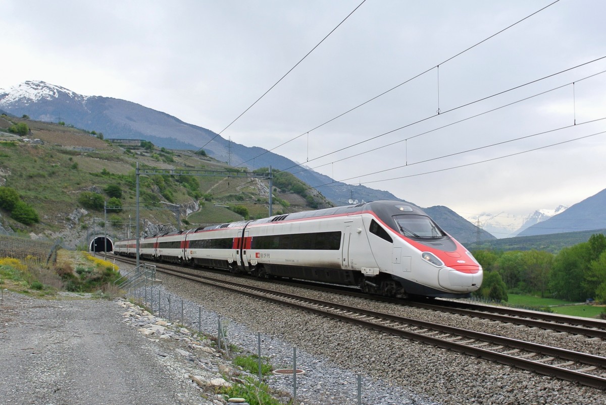 ETR 610 007 als EC 32 bei Salgesch, 18.04.2014.