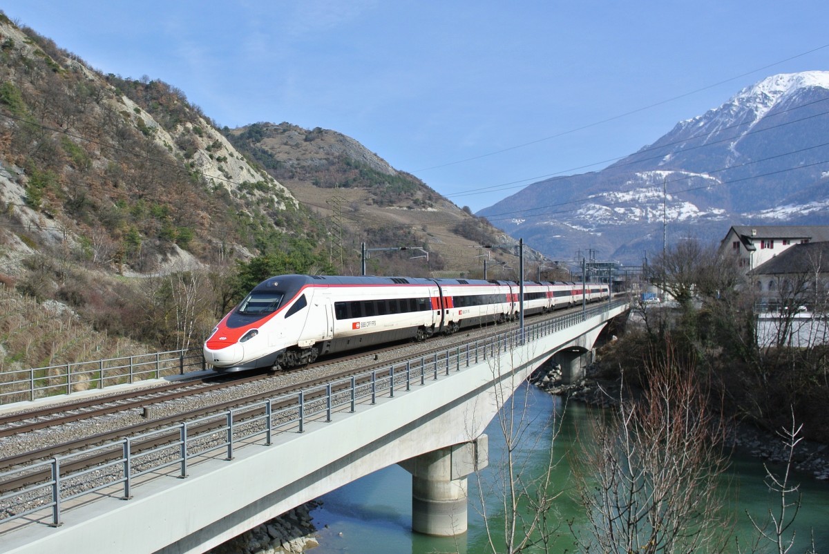 ETR 610 014 als EC 34, zur Freude des Fotografen auf dem falschen Gleis, bei Durchfahrt in Leuk, 13.03.2015.