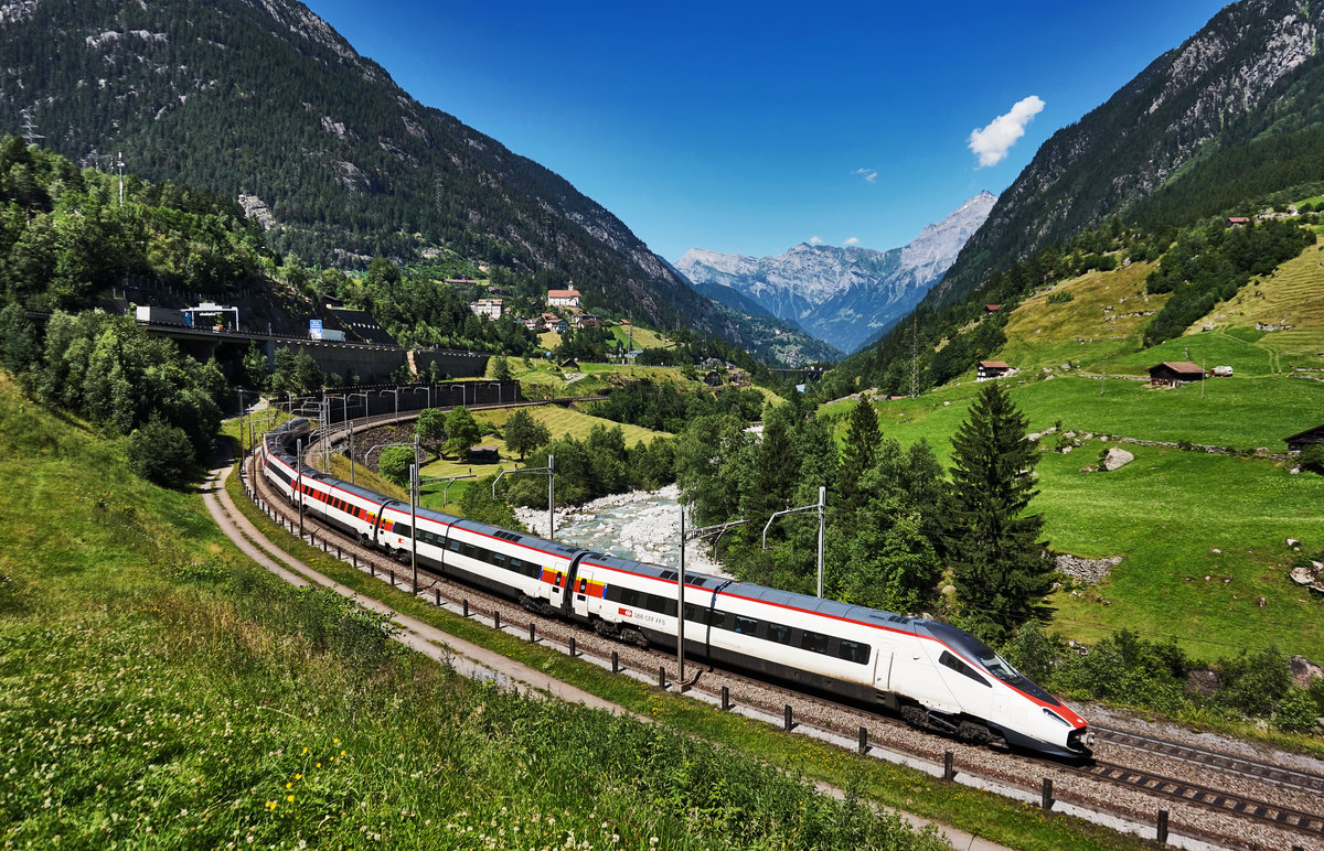 ETR 610 105-4 durchfährt als ICN 878 (Lugano - Zürich HB), die Wattinger Kurve, bei Wassen.
Aufgenommen am 19.7.2016.