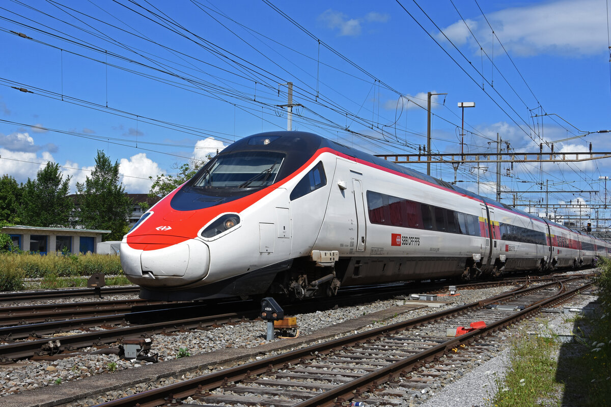 ETR 610 105-4 durchfährt am 01.07.2022 den Bahnhof Pratteln.