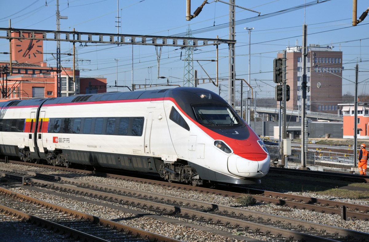ETR 610 106 - 2 durchfährt den Bahnhof Muttenz. Die Aufnahme stammt vom 09.12.2013.