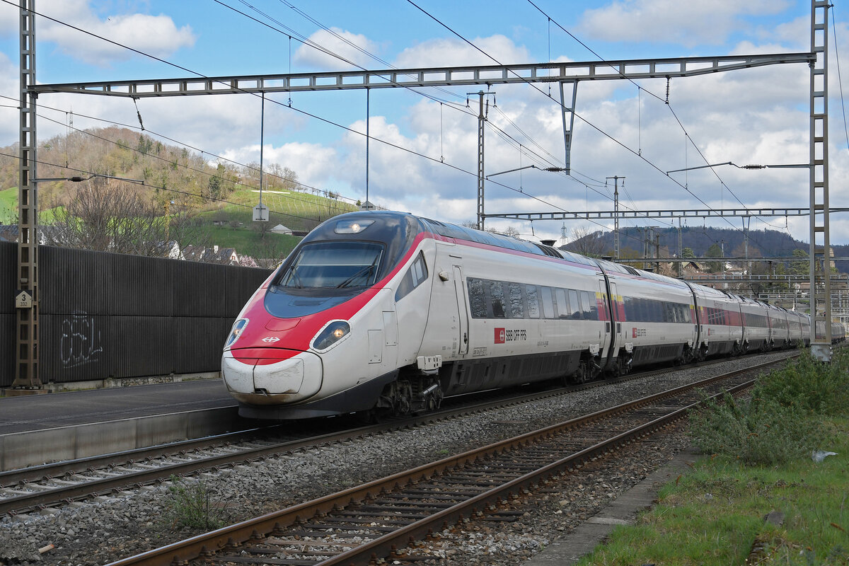 ETR 610 110-4 durchfährt am 27.03.2023 den Bahnhof Gelterkinden.